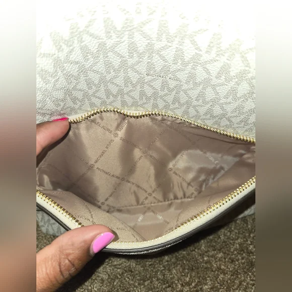 NWT Michael Kors Sheila Medium Logo Backpack - Picture 8 of 11